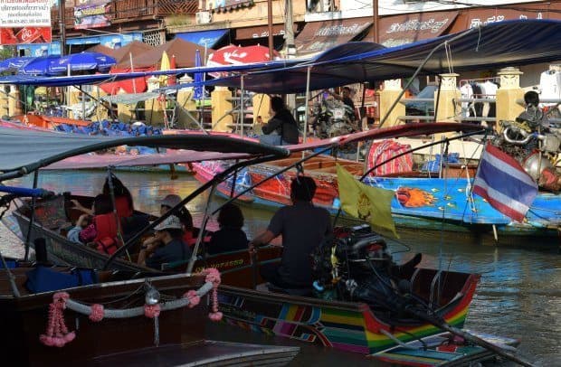 amphawa-floating-market-tourist-boat.