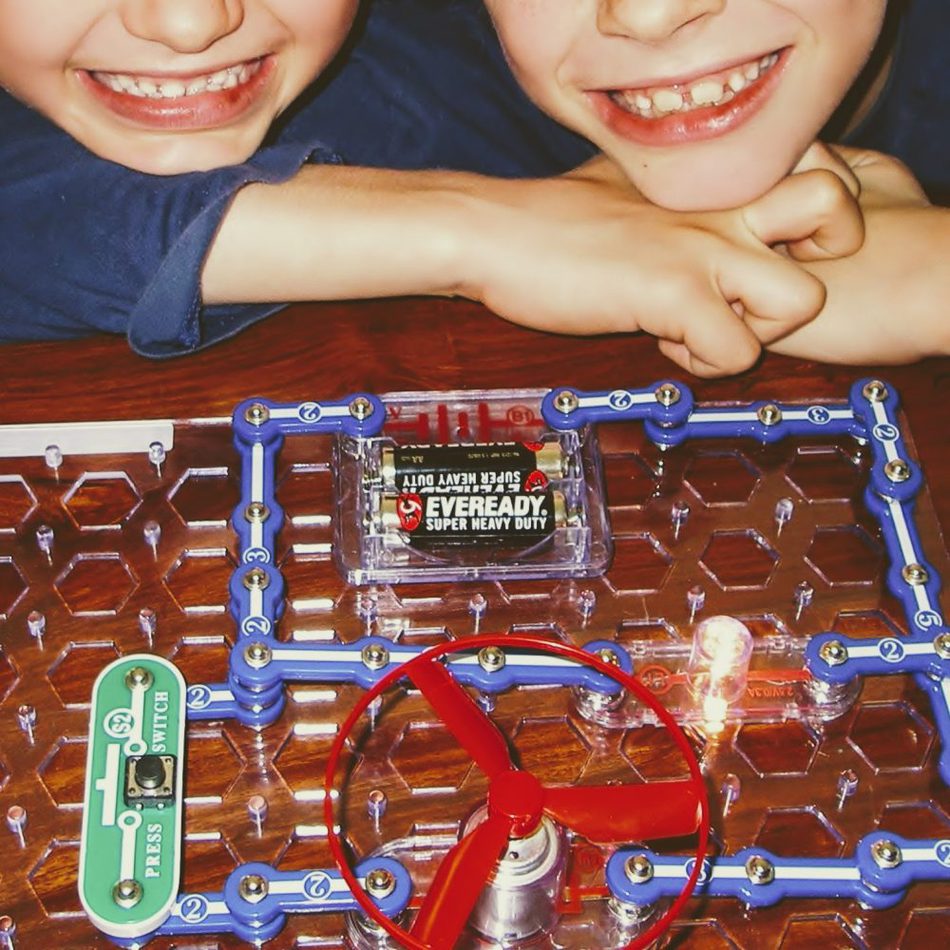 Best gifts for homeschoolers scientific electrical circuits set kit 