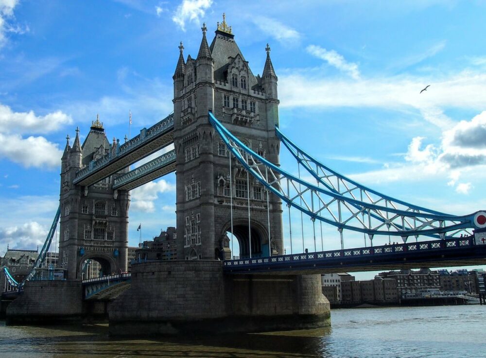 Trivia quiz london bridges. Blue bridge with tall towers. It opens for ships to pass. What is the name.